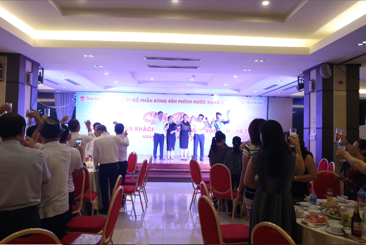 Phóng sự ảnh: Đoàn khách hàng khu vực Nghệ An, Hà Tĩnh về thăm công ty Rạng Đông